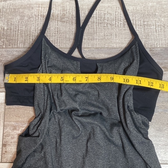Lululemon No Limits tank gray and black with waistband size 4 keyhole - Picture 5 of 9
